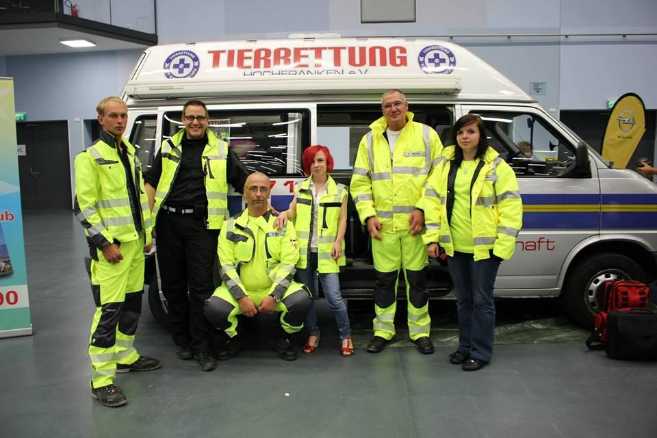 Das Team der Tierrettung Hochfranken vor dem Einsatzfahrzeug